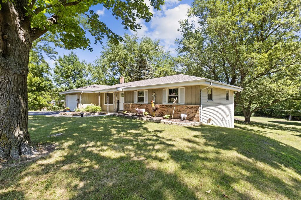 W230s5930 Molla Dr, Waukesha