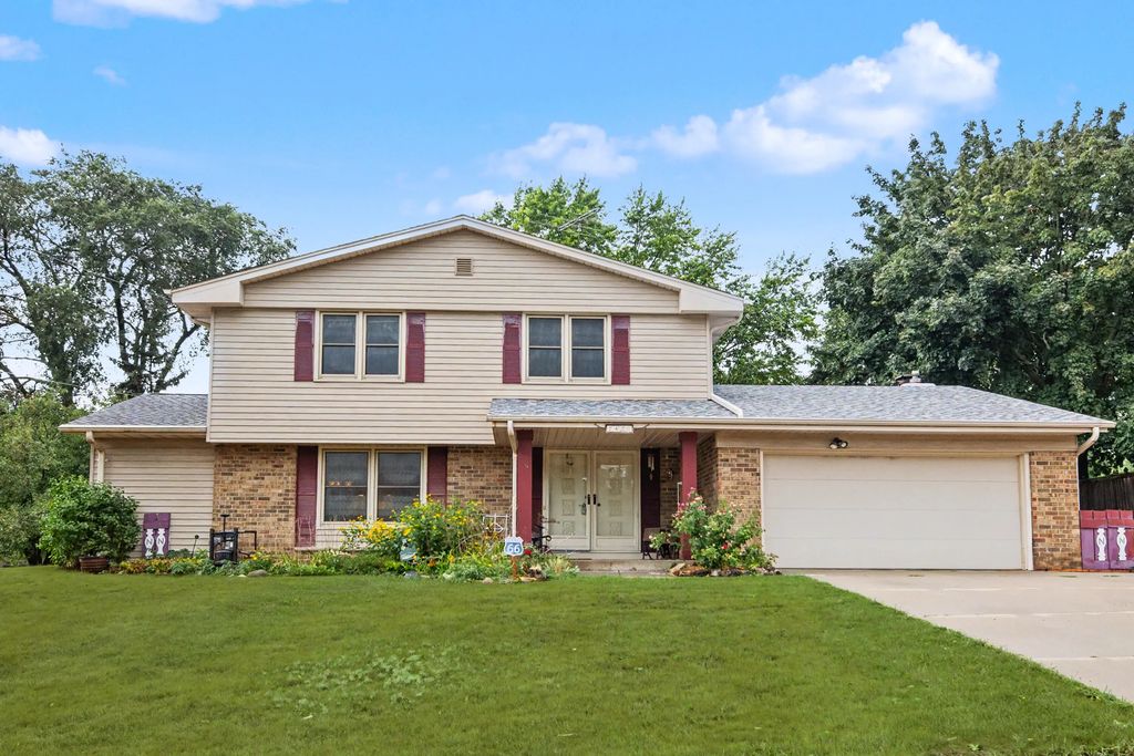 2420 Saratoga Rd, Waukesha