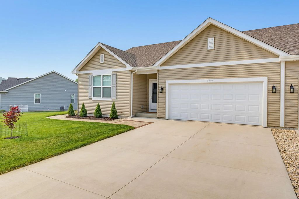 1594 Meadowview Ct, Whitewater