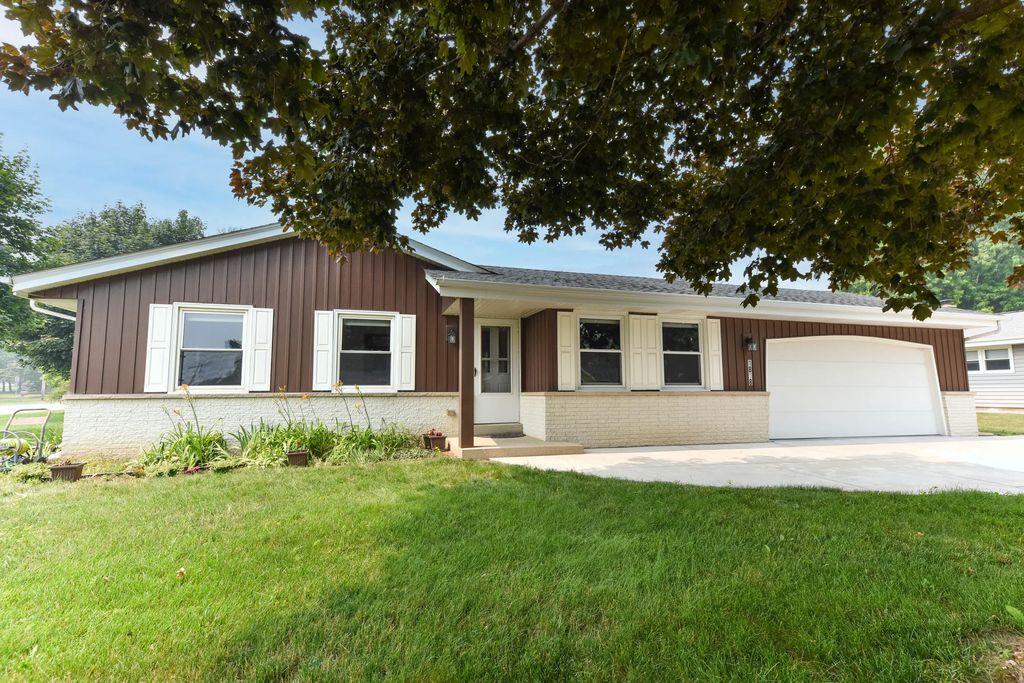 1818 Woodridge Rd, West Bend