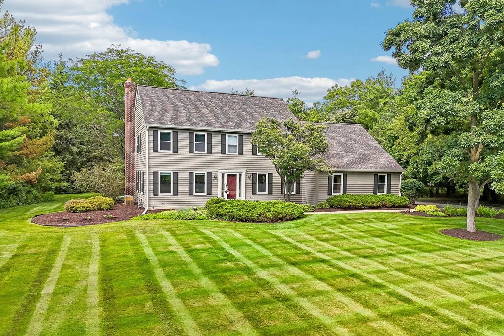 237 Hickory Dr, Delafield