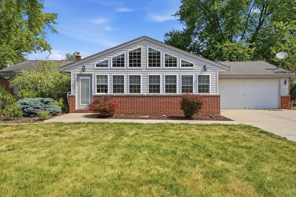 16730 Willow Ridge Ln, Brookfield