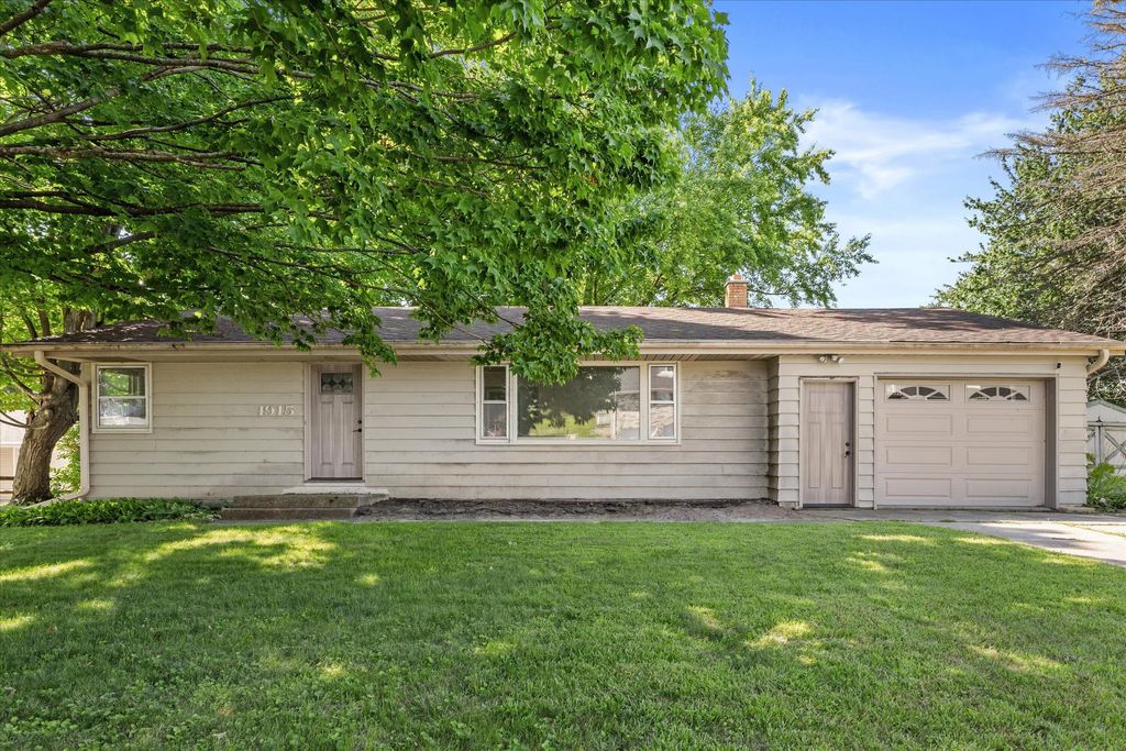 1915 Miller St, West Bend