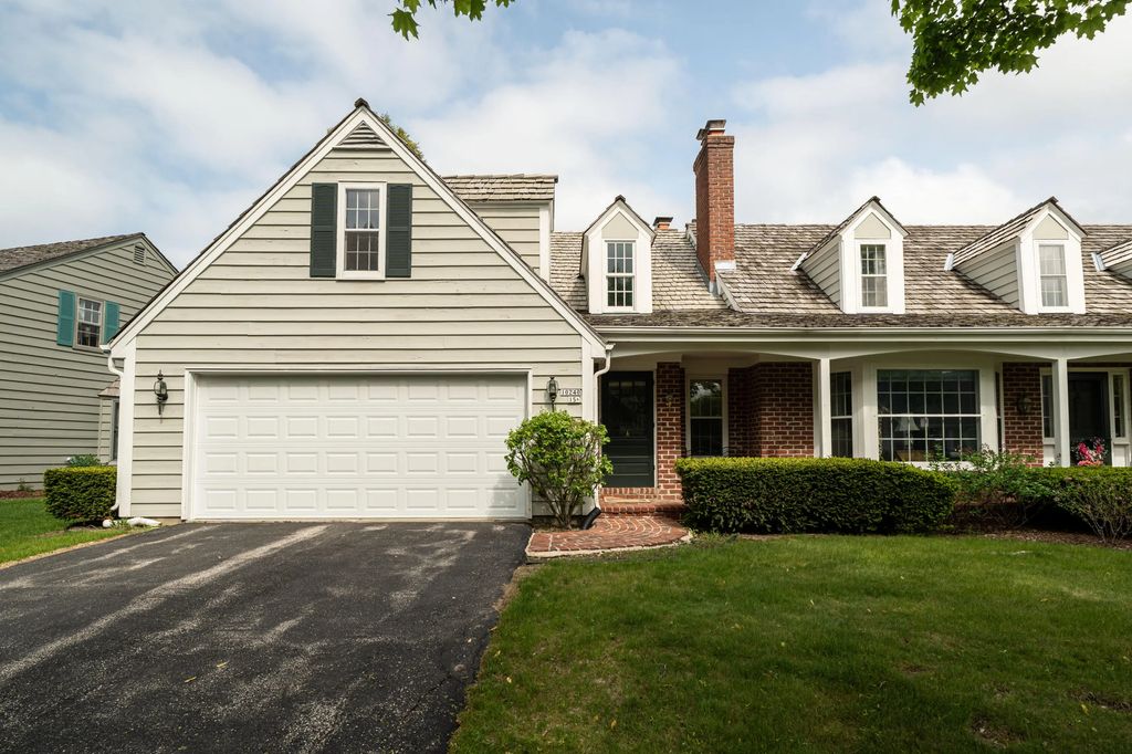 10240 N Westport Cir, Mequon
