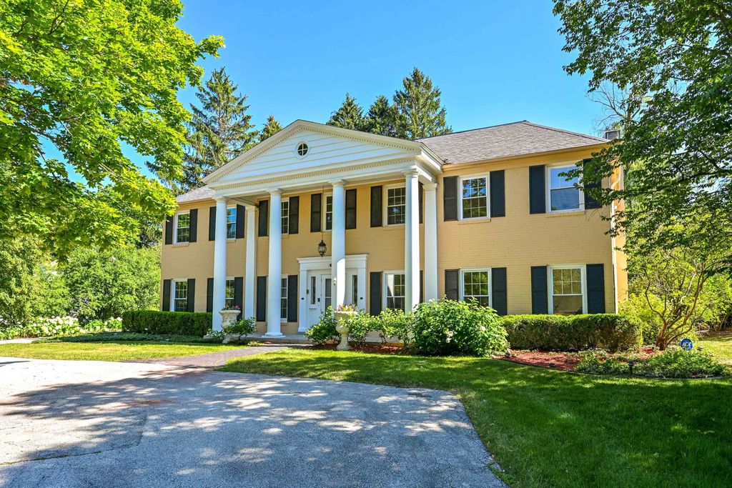 229 W Indian Creek Ct, Fox Point