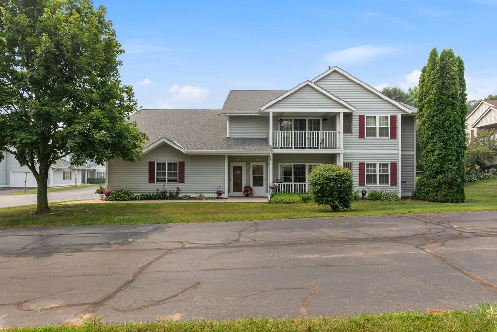191 Bur Oak Ln B, Grafton