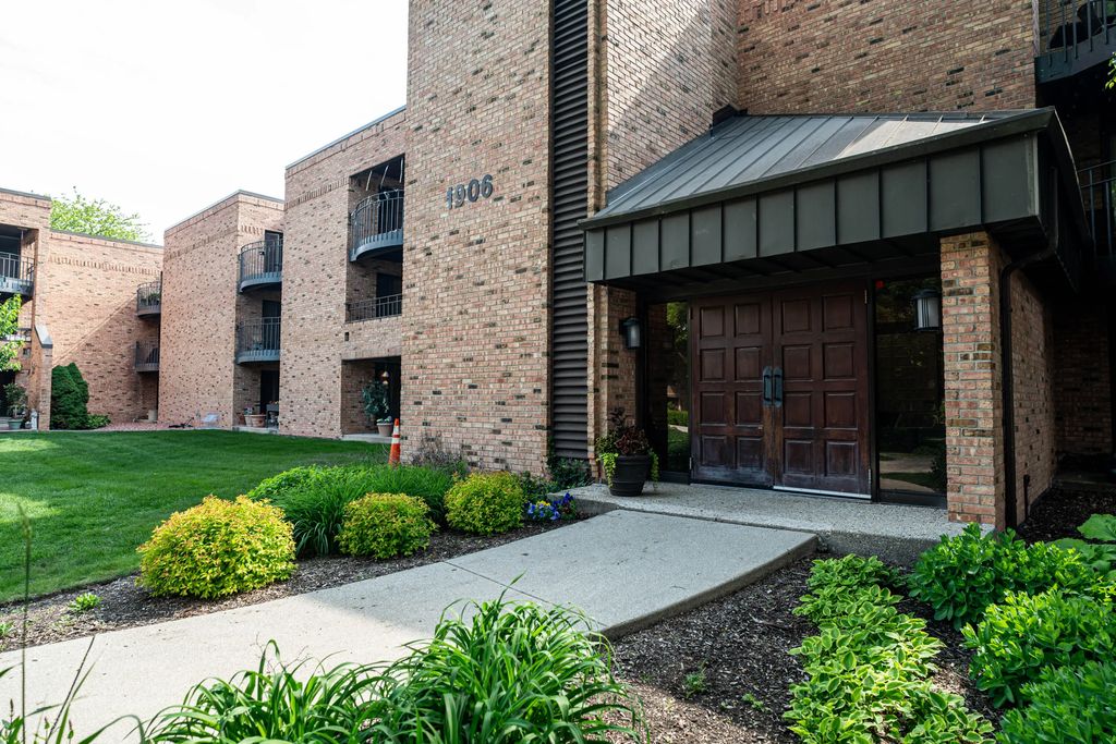 1906 E Shorewood Blvd 163, Shorewood
