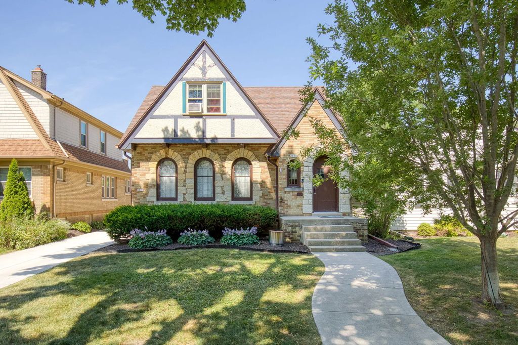 2571 N 62nd St, Wauwatosa
