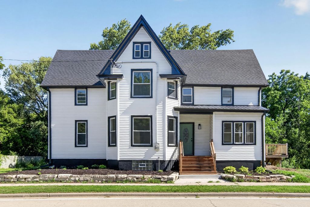 1836 W Mequon Rd, Mequon