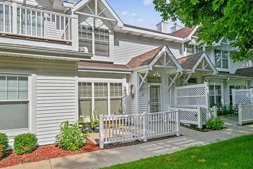 6235 S Creekside Dr 21, Cudahy