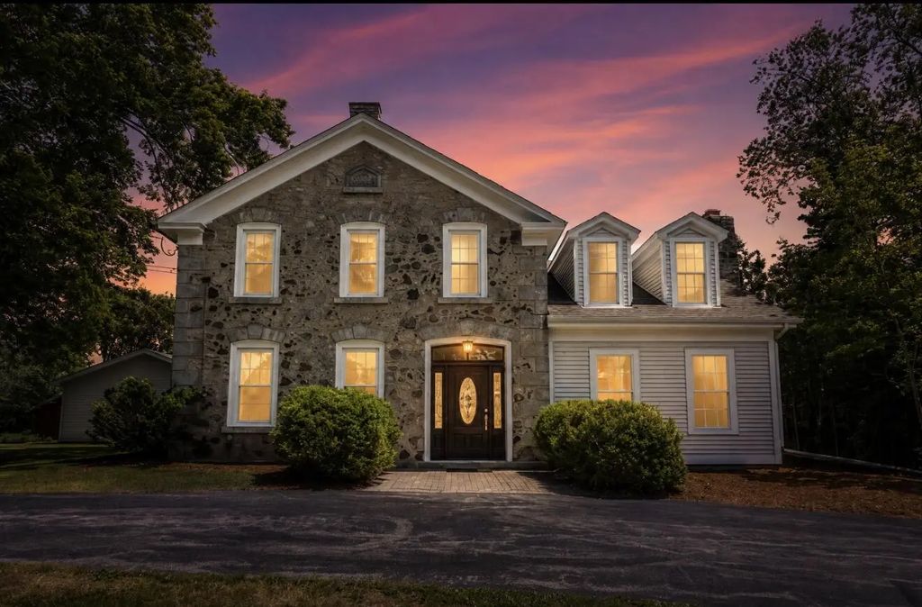628 Port Washington Rd, Grafton