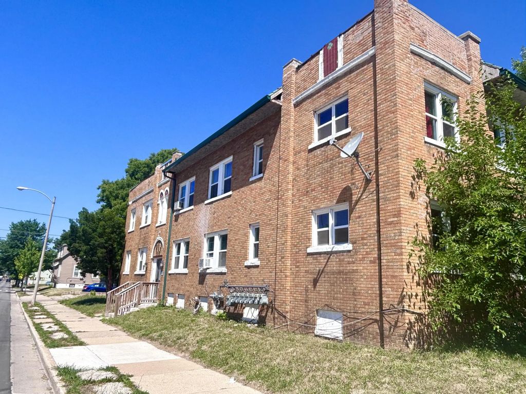 2208 W Locust St, Milwaukee
