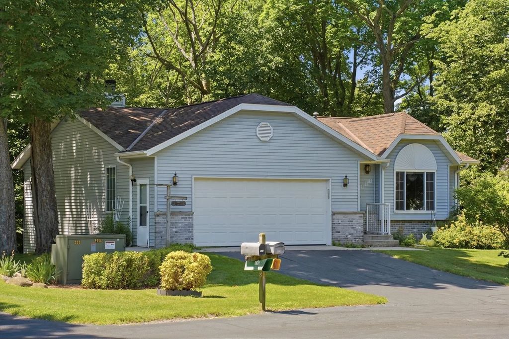 117 Manor Ct, Slinger