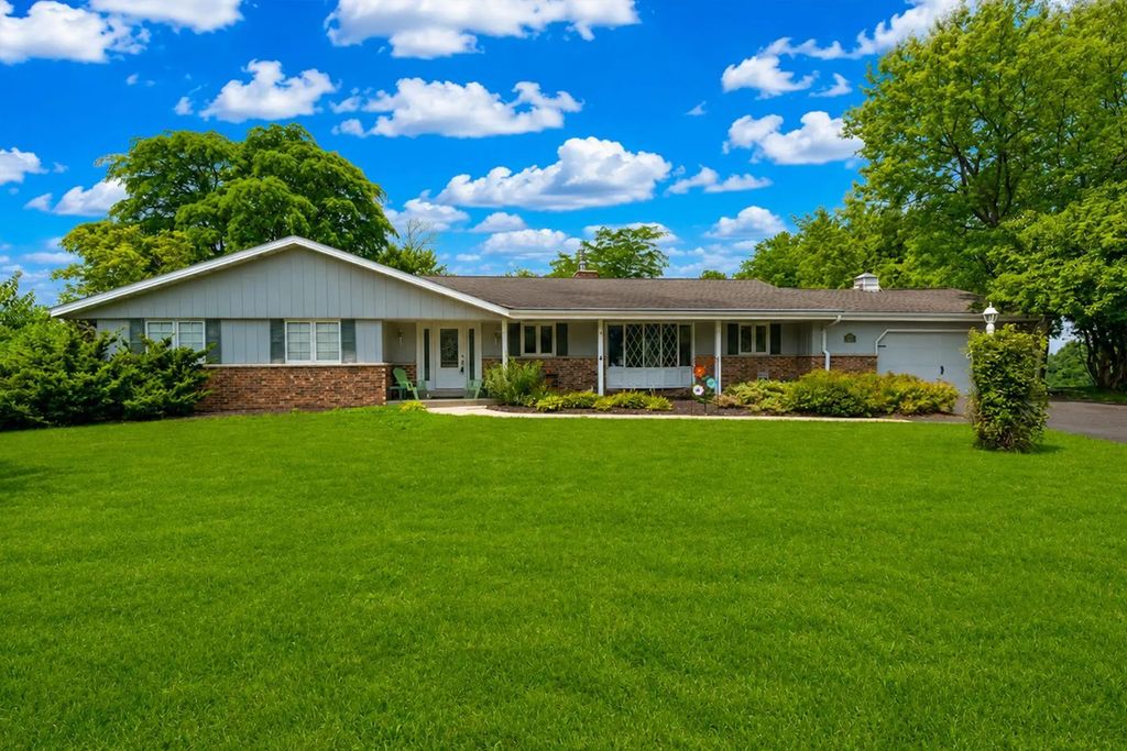 W212n10497 Parkland Cir, Germantown