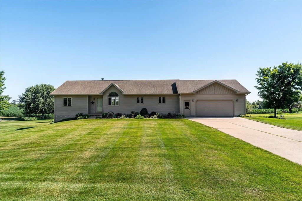 E7325 Skyline Dr, Viroqua