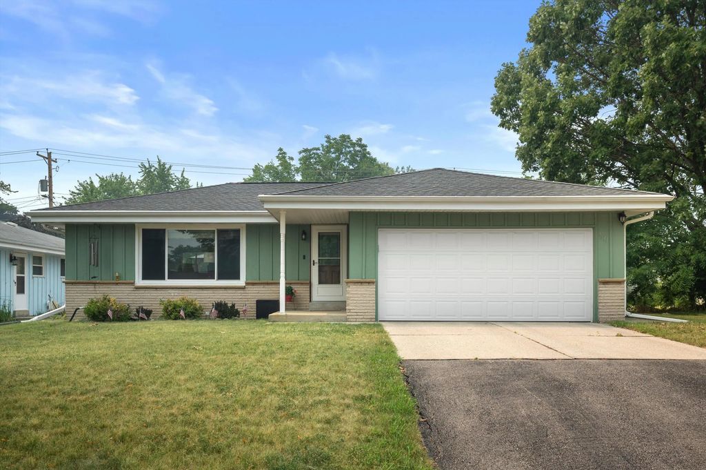 9537 W Sarasota Pl, Wauwatosa