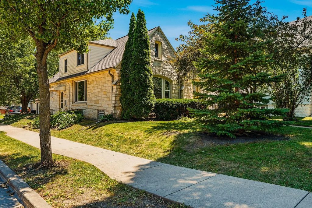 2202 S 70th St, West Allis