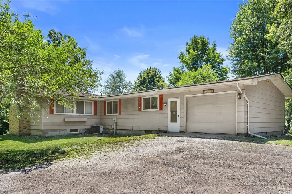 W347s7680 Sprague Rd, Eagle