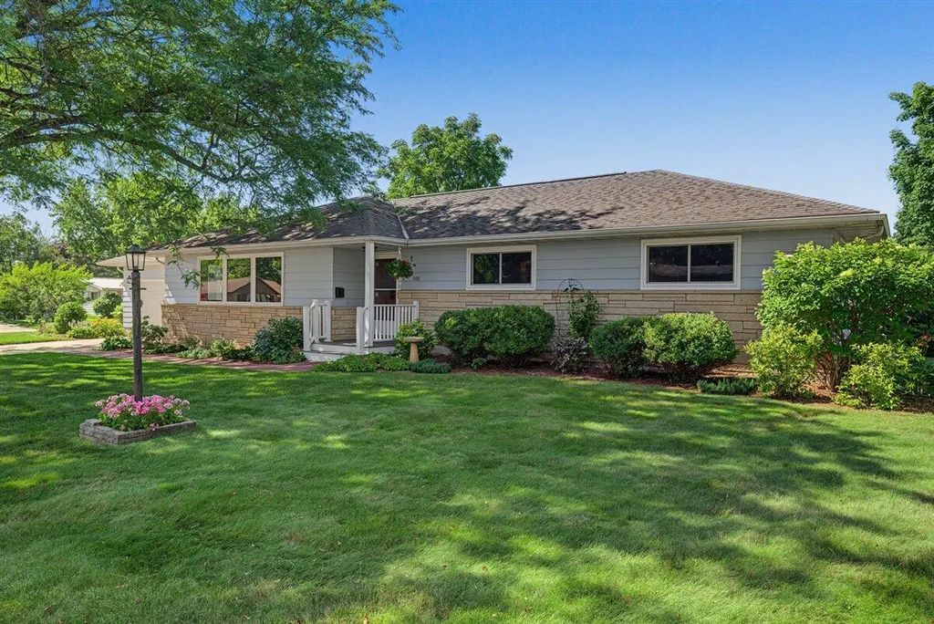 300 Sherry Ln, Viroqua