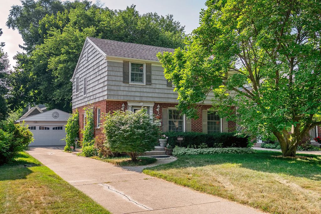 6041 N Santa Monica Blvd, Whitefish Bay