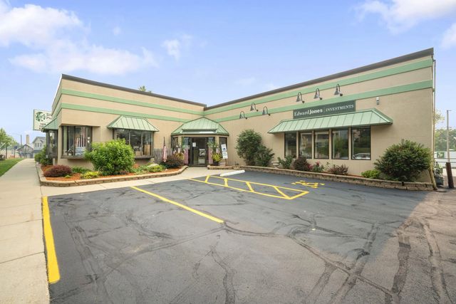 319 S Main St, West Bend
