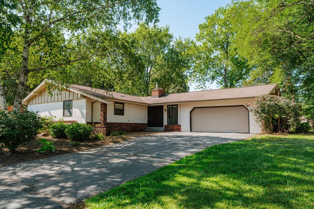 15685 Brojan Dr, Brookfield