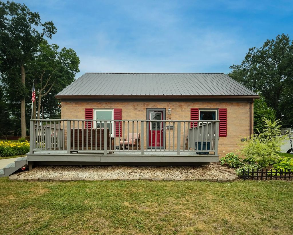 3701 Schroeder Dr, Manitowoc