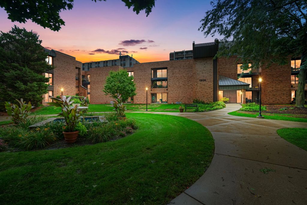 1906 E Shorewood Blvd 153, Shorewood