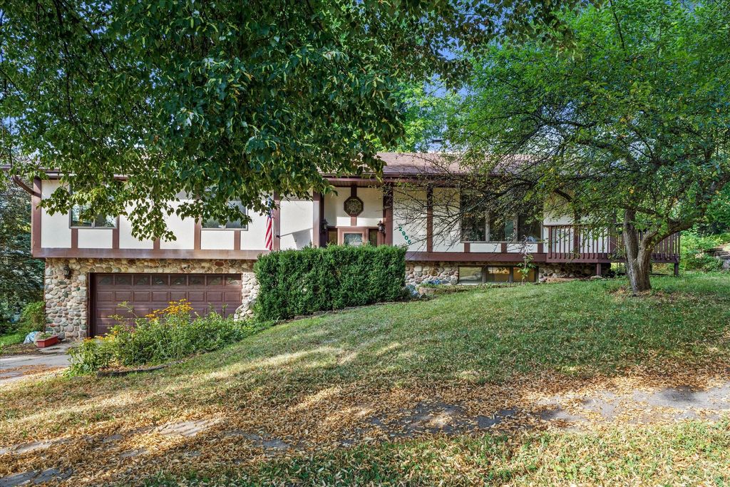 2905 Cody Ct, Waukesha