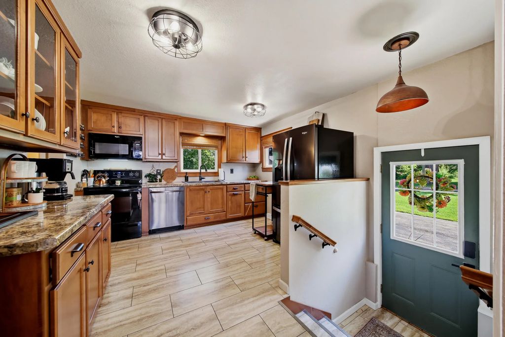 N4694 Lakeshore Dr, Stockbridge