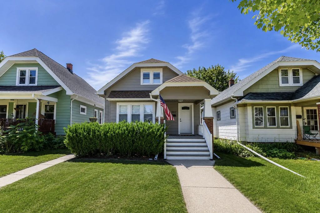 1917 S 71st St, West Allis