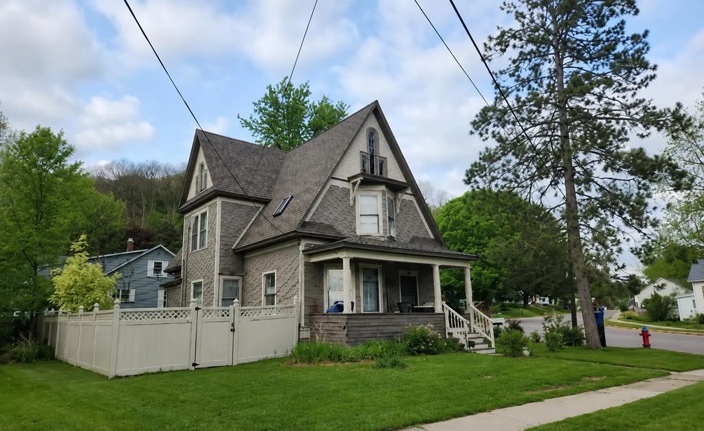 776 E Haseltine St, Richland Center