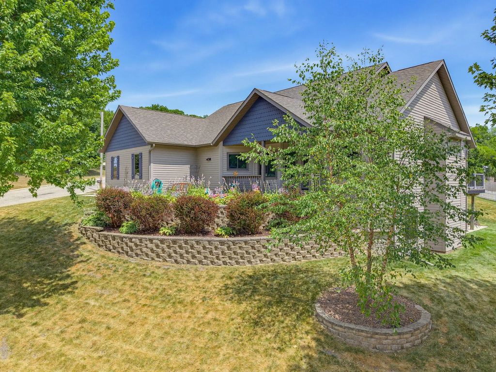548 Fox River Hills Dr, Waterford