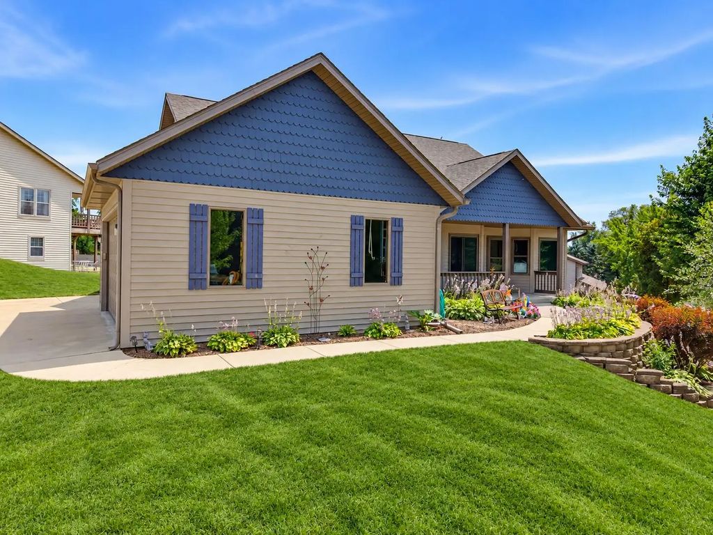 548 Fox River Hills Dr, Waterford
