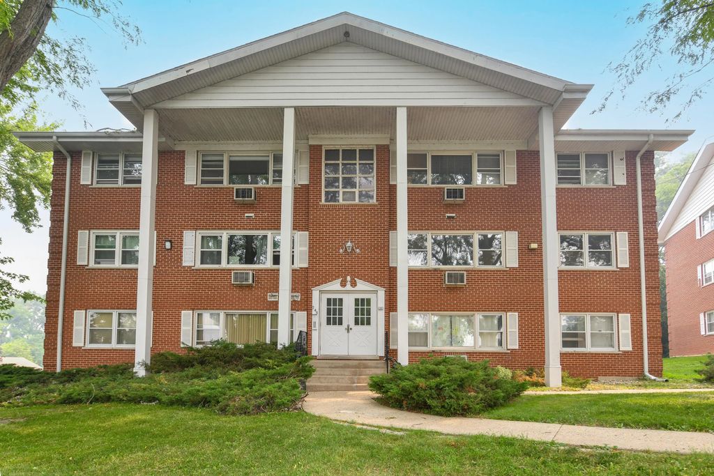 245 Country Club Dr 2c, Lake Geneva