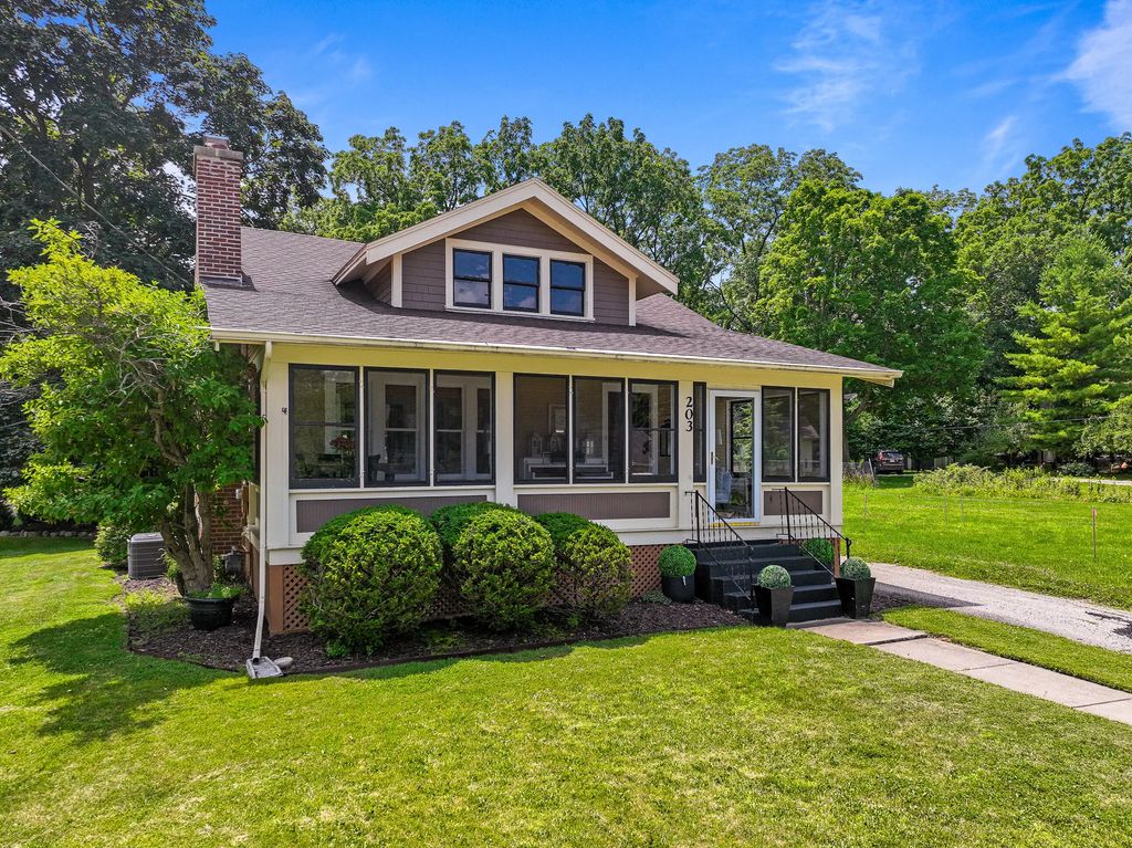 203 W Geneva St, Williams Bay