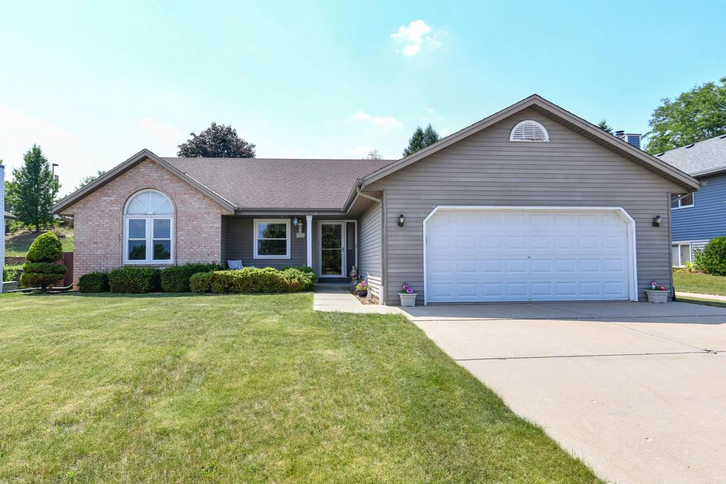 1732 Erin Ln, Waukesha