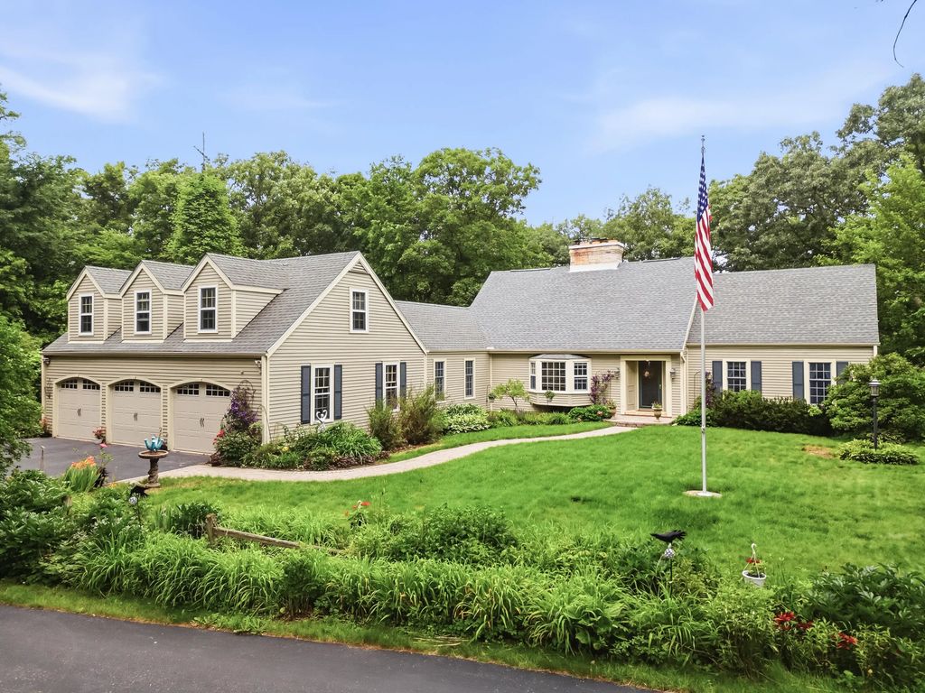 N6641 Woodfield Ln, Lake Mills