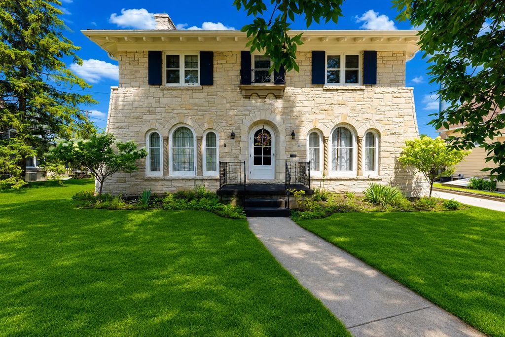 208 W Chestnut St, Port Washington