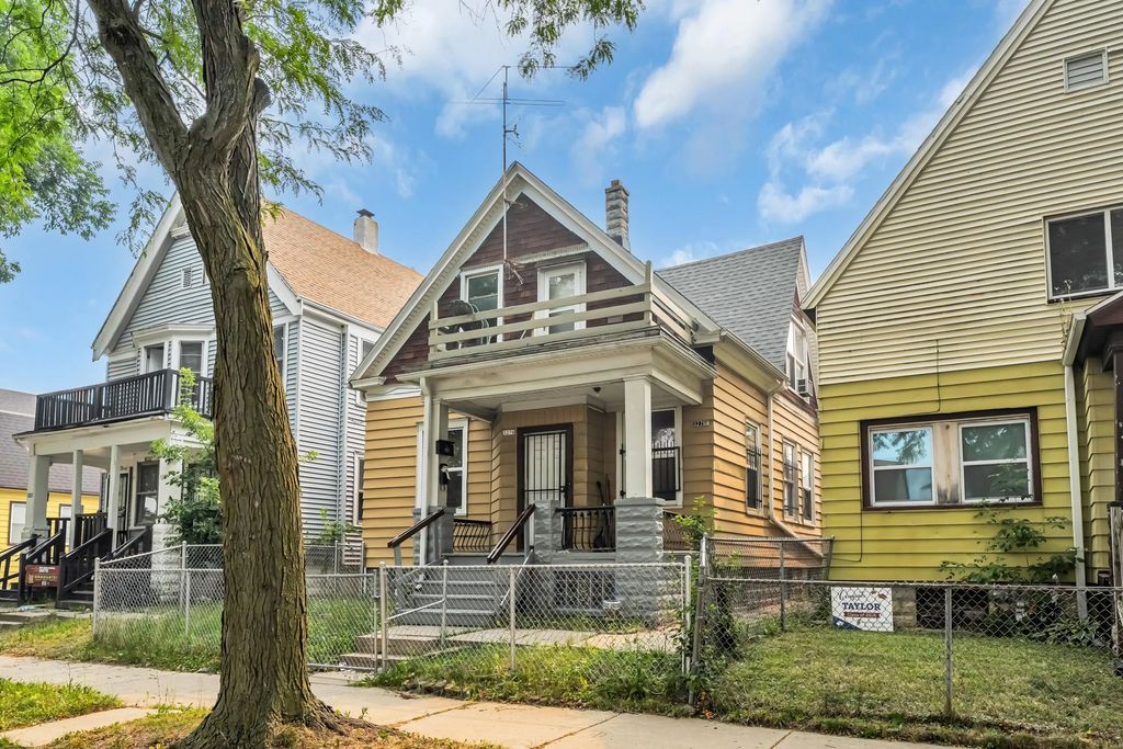 3276 N 26th St, Milwaukee