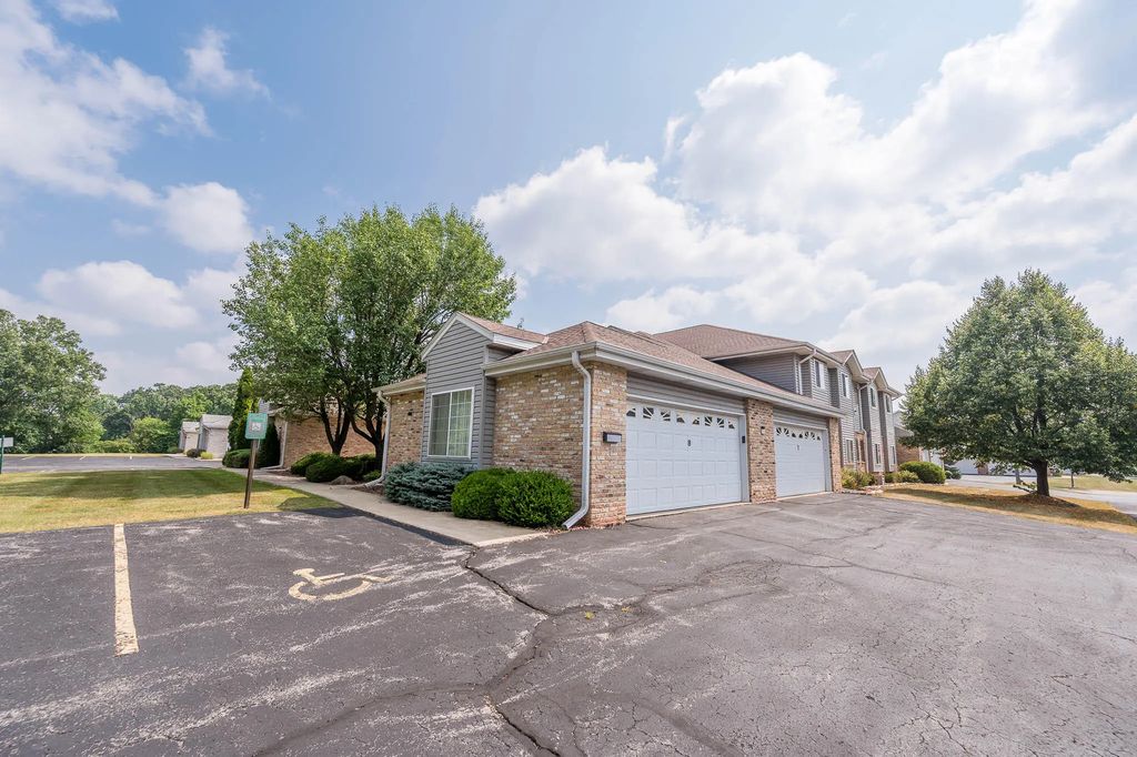 9131 S Aspen Dr 8, Oak Creek