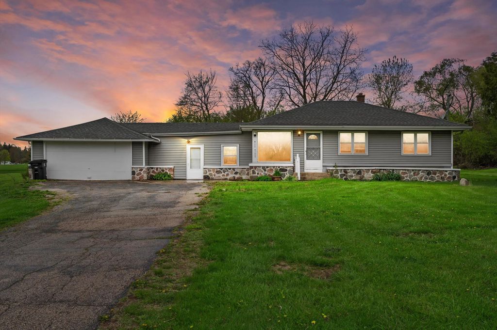 W126n7009 Highland Dr, Menomonee Falls