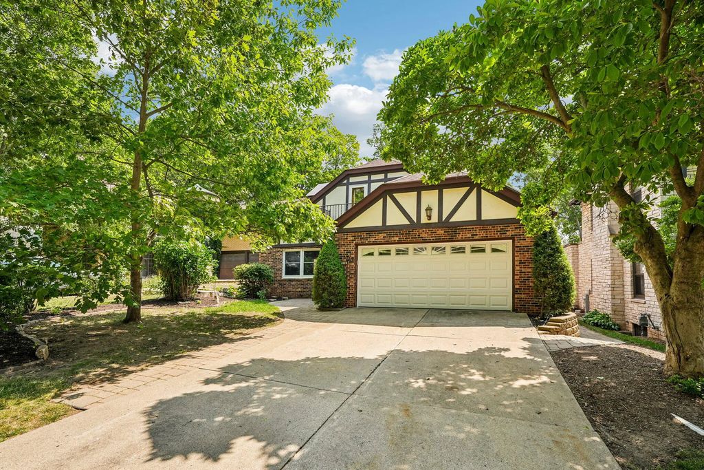 150 N 87th St, Wauwatosa