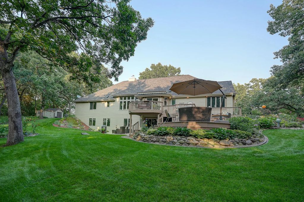 493 Lillian Ct, Delafield