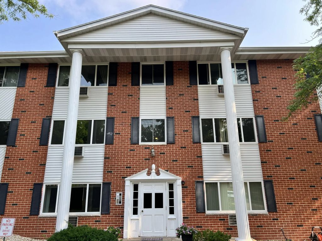 255 Elmwood Ave 205, Lake Geneva
