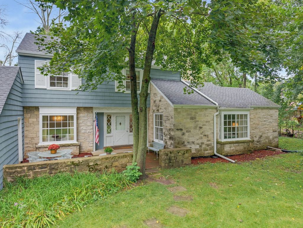 805 E Hyde Way, Fox Point