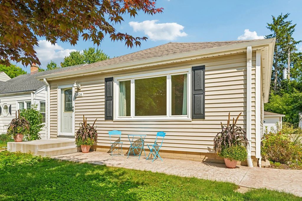 4628 N Hollywood Ave, Whitefish Bay