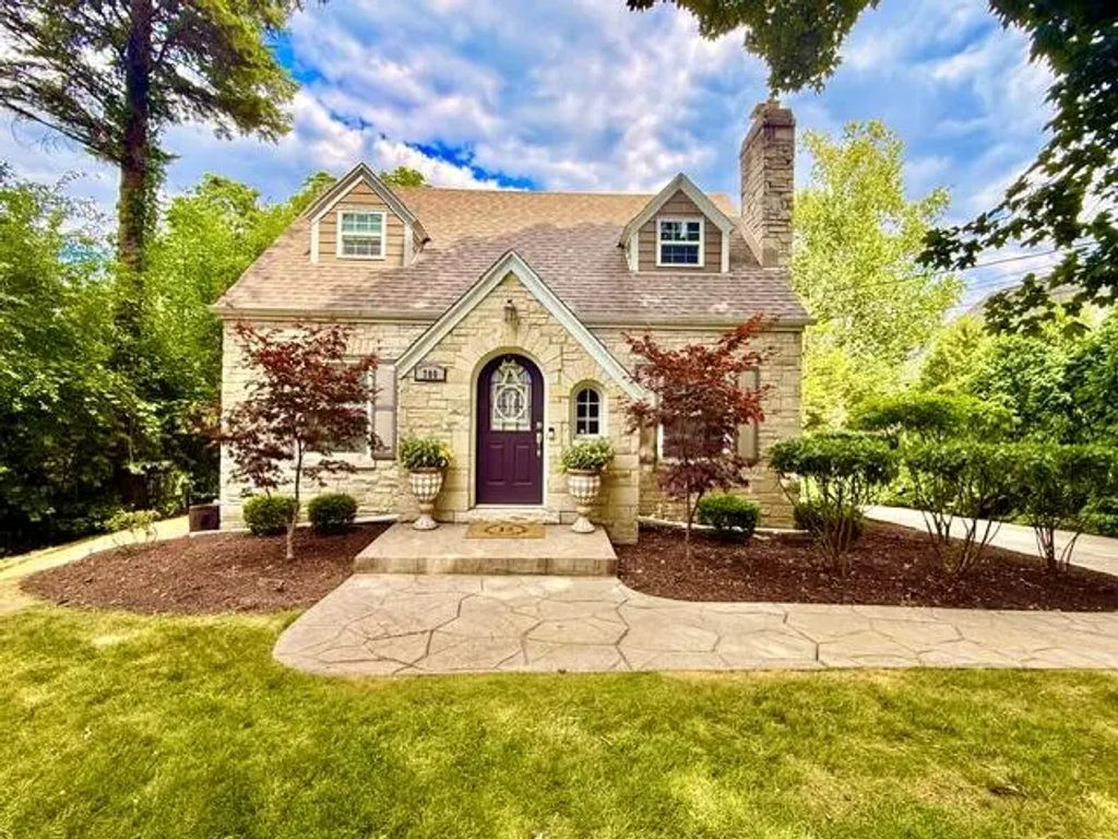700 Elm Grove Rd, Elm Grove
