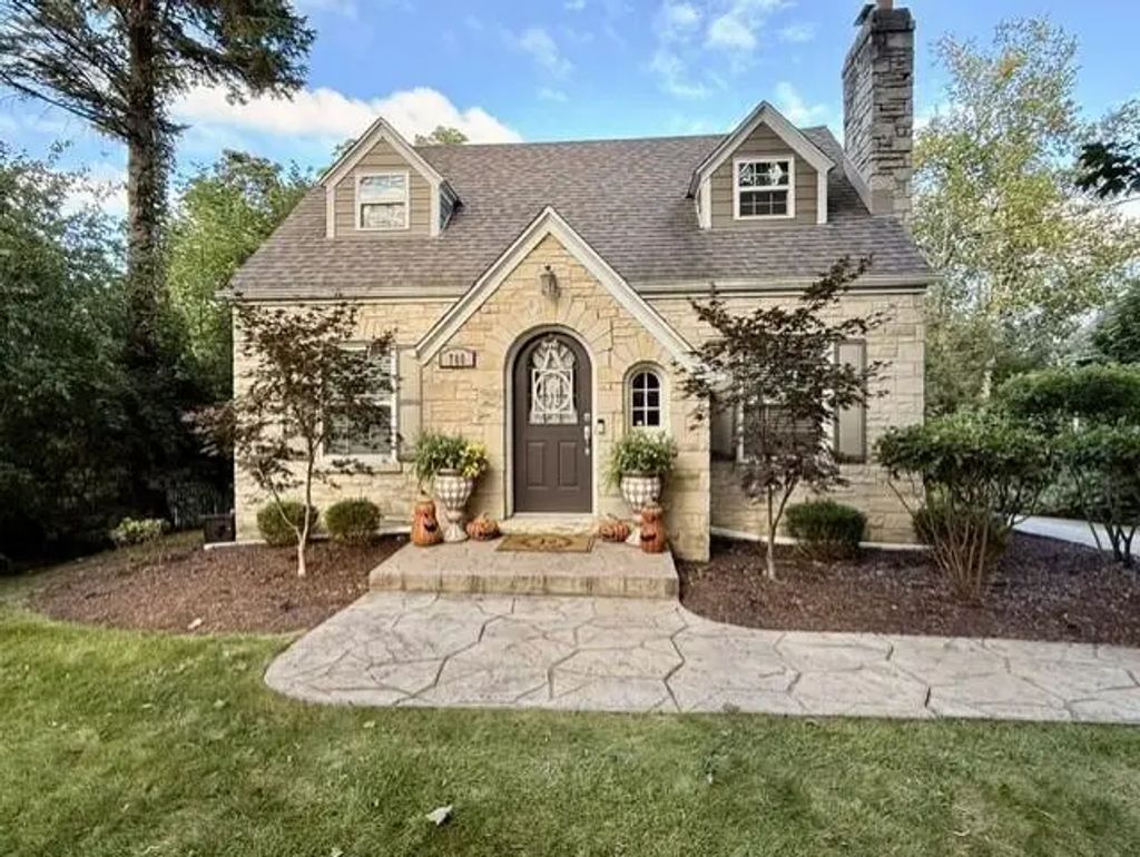 700 Elm Grove Rd, Elm Grove