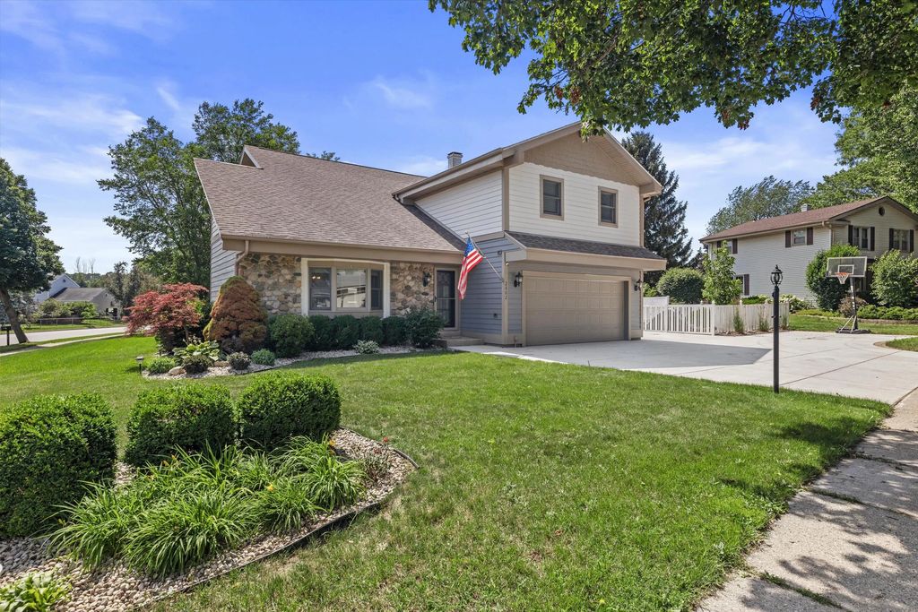2802 Coventry Ln, Waukesha